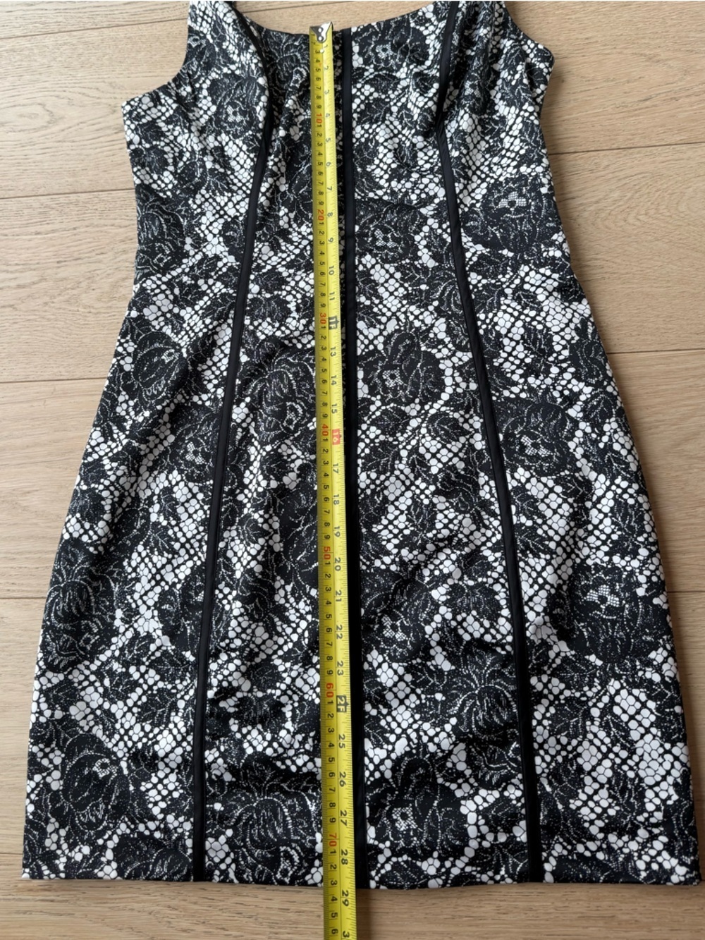 NWOT GUESS Black & White Lace Bodycon Dress 🔥 Sculpting Panel Mini - Picture 6 of 8